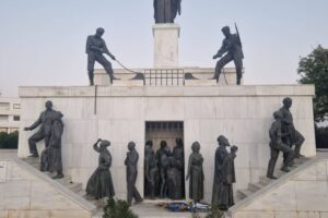 Küprose Vabaduse monument, mille tipus on 2 kangelaslikku võitlejat, kes tõmbavad kettidest avamaks vanglaväravat , võimaldades Küprose vangidel, talupoegadel ja vaimulikel Briti võimu alt pääseda