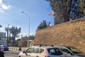 Nikosia linna müürid. Müüri peal asub juba okupeeritud Küprose alad.